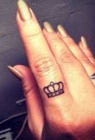 Lijepa mala tetovaža krune na prstu