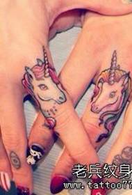 А симпатична двојка еднорог прст тетоважа уметничка слика