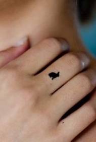 Girl finger cute gamay nga itom nga kuneho nga sumbanan sa tattoo