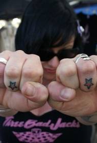 Padrão de tatuagem pentagrama colorido dedo feminino
