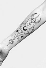 Linien-Tattoos - eine Reihe gut aussehender Linien auf der Innenseite des Arms