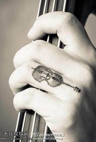 手指上精美的小提琴纹身图案