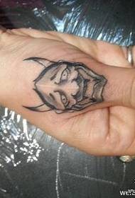 Il dito bello della ragazza di modo gradisce un modello del tatuaggio