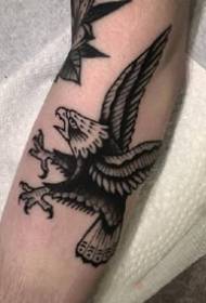 Modèle de tatouage école gris noir sur un ensemble de bras