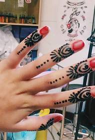 Beshta barmoqlarning yuqori qismidagi moda Henna zarb