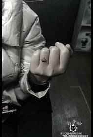 Kroon tattoo patroon op de vinger