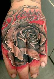 egy személyre szabott rózsaszín tetoválás képe a kéz hátulján