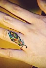 Modello di tatuaggio con piume colorate a dito fornito dal padiglione del tatuaggio