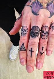 Trabajo creativo del tatuaje del cráneo del dedo