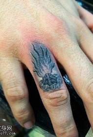 Pirotehniskais tetovējuma raksts, kas deg uz pirkstiem