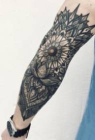 Врло лијепо изгледа ван Гогх тетоважа на 9 кракова
