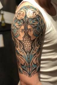 Immagine simmetrica del tatuaggio simmetrico del tatuaggio dipinta sul braccio del ragazzo