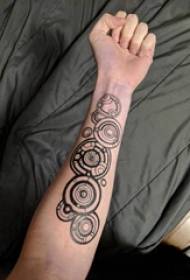Tattoo ronde cartoon tattoo op de arm van een man