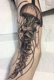 Meduusan tatuointikuvio Kaunis meduusan tatuointikuva tytön käsivarteen