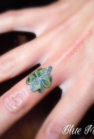 Piccolo tatuaggio teschio sul dito