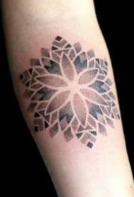 Stichart-Mandala-Eitelkeitstattoo auf Arm