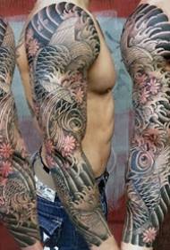 Pragtige tradisionele styl stel blomme-arm tattoo-ontwerpe