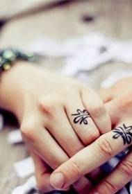 Mano in un tatuaggio ad anello di coppia a vita