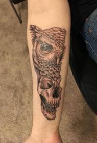 Wêneyên armaturê tattooê keçikê owl û skeletka skull