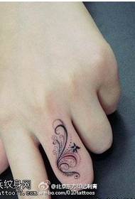 Маленькая и нежная татуировка кольца на пальце