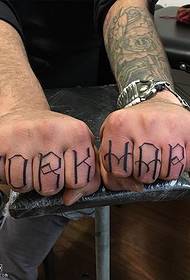 Blommatecken tatuering mönster på fingret