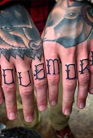 Modello di tatuaggio lettera scoiattolo dito