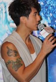 Chińska gwiazda tatuażu Wu Zun na ramieniu ze sztyletem i łańcuchem