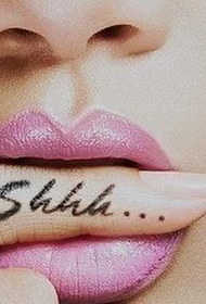 Modello di tatuatu di parola inglese sexy dito