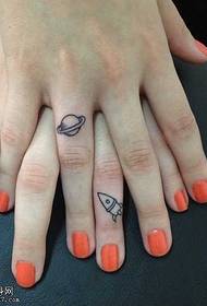 Modello di tatuaggio piccolo razzo terra sul dito
