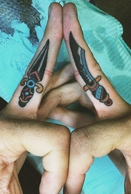 Peilio ir kardo tatuiruotė ant viduriniojo piršto