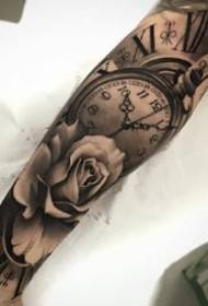 9枚歐美黑色和灰色鐘錶和手腕上的玫瑰