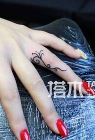Дівчина пальцем красиві лінії татуювання візерунок