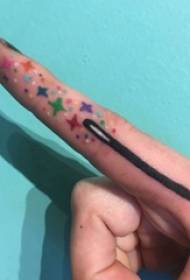 Minimalistische vinger tattoo meisje vinger op gekleurde toverstaf tattoo foto