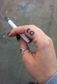 Vinger zwarte lijn zon en maan tattoo patroon