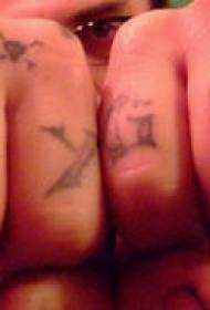 Prst oštar slova cvijet tetovaža uzorak