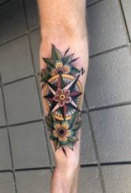 Tetovanie kompas, mužské ruky, kvetiny a kompas tetovanie obrázok