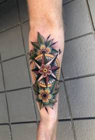 Tatuaggio bussola, braccio maschile, fiore e bussola tatuaggio immagine