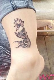 Pirkstu 拈 ziedu radošā kāju vēdera tetovējuma attēls