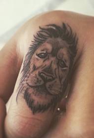 Tatuaggio individuale con testa di leone sull'indice