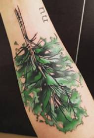 Trädtatueringflickans arm på färgad stor tatueringsbild