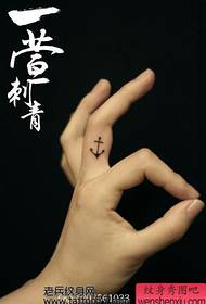 Bellissimo modello di tatuaggio di ancoraggio in ferro totem dito moda