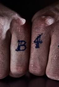 Finger sorte små numre og stjerner tatoveringsmønster