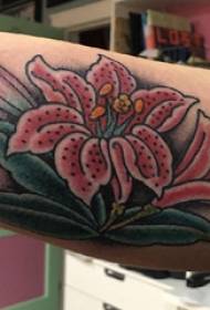Modello tatuaggio fiore di giglio
