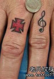 Изображение креста картины нот татуировки пальца перекрестное