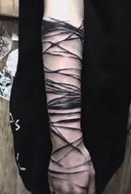 Модел на татуировка на ръката - черна копринена линия, увита около снимката на татуировката на гривната на ръката