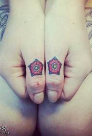 Fingers op in lyts bloem tatoet patroon