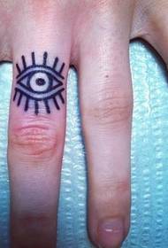 Plačios akys žiūri į pirštų tatuiruotę