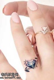 Prst realističan dijamantski uzorak tetovaže