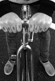Modello di tatuaggio nero lettera speciale dito