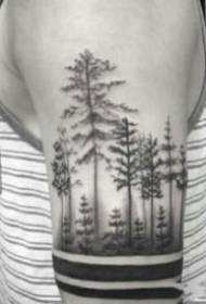 Patrón de tatuaxe de árbore forestal escuro no brazo